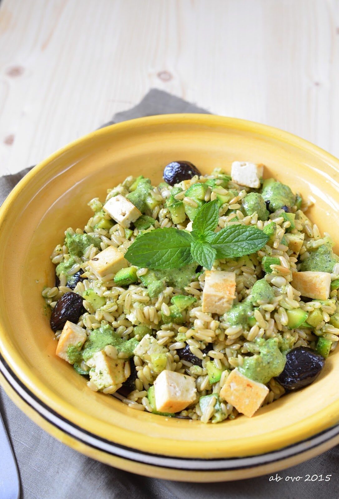 Insalata di avena e zucchini con tofu, olive e pesto di menta