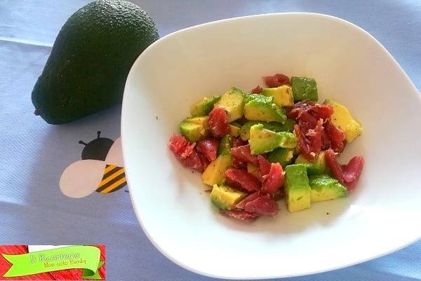 Insalata di avocado e bresaola: fresca, nutriente, pronta in 5 minuti
