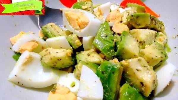 Insalata di avocado e uova: ricetta veloce e ricca di proteine