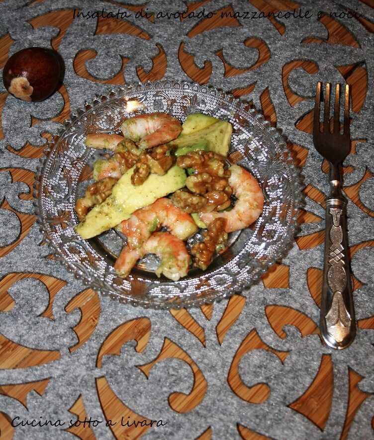 Insalata di avocado , mazzancolle e noci