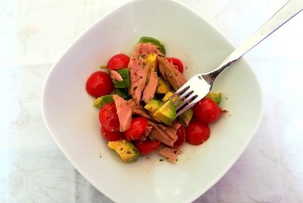 Insalata di avocado, pomodoro e tonno