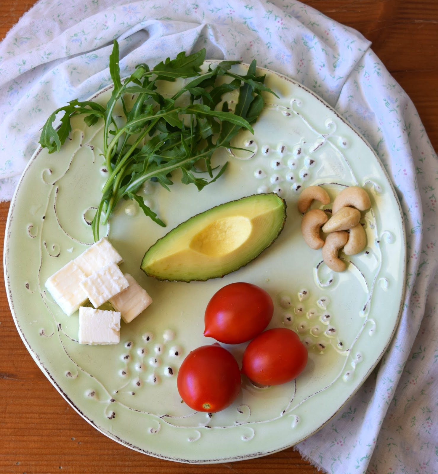 Insalata di avocado, rucola e feta. Giorni sospesi.