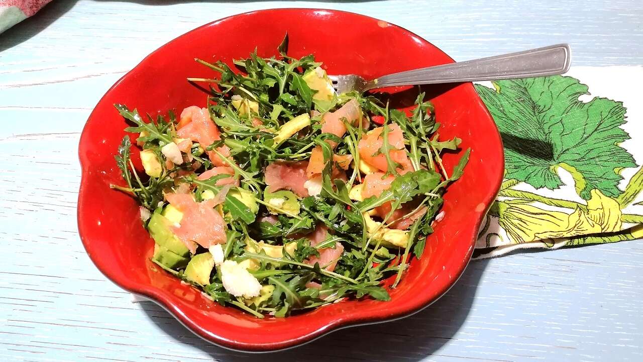 Insalata di avocado, rucola e salmone: piatto unico