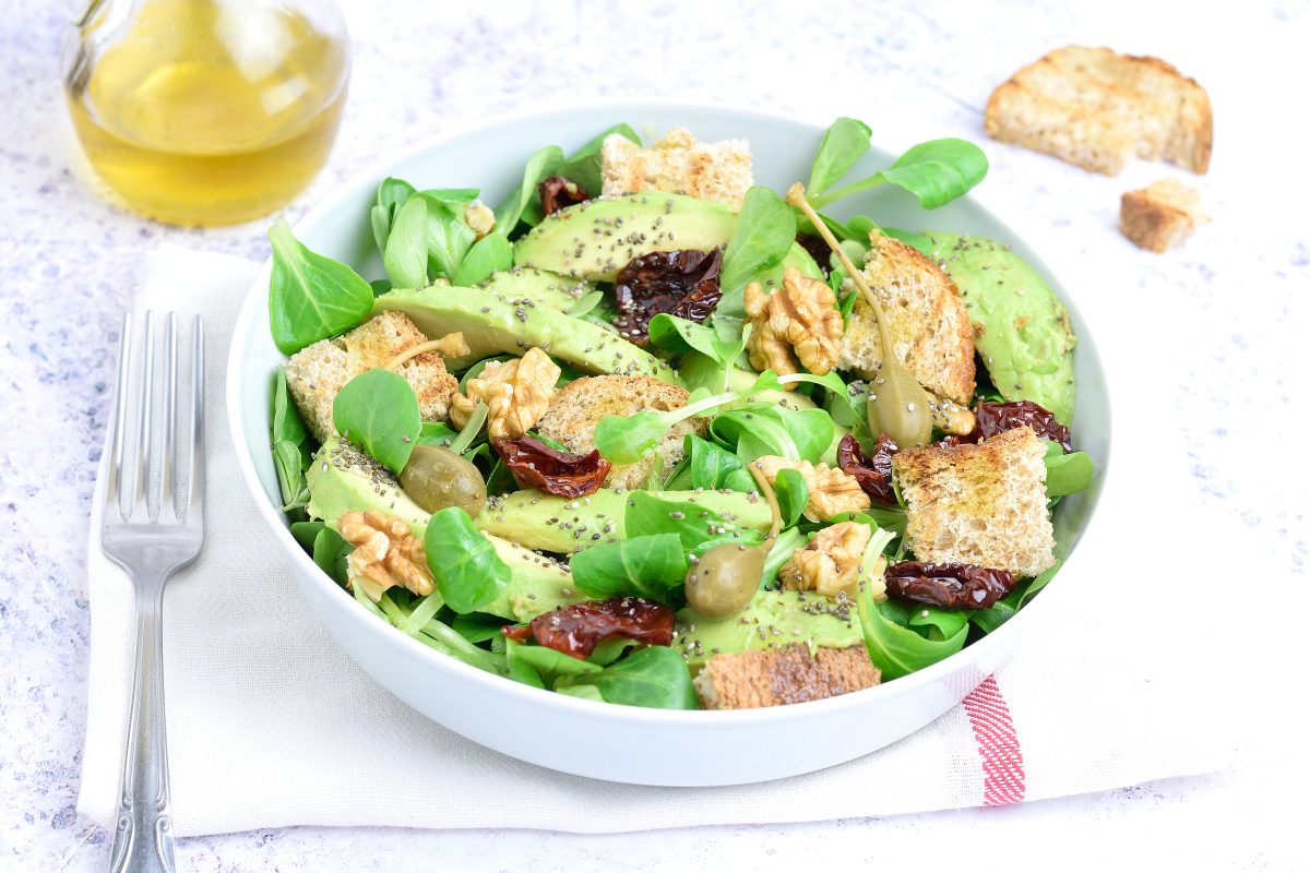 Insalata di avocado valeriana noci e semi