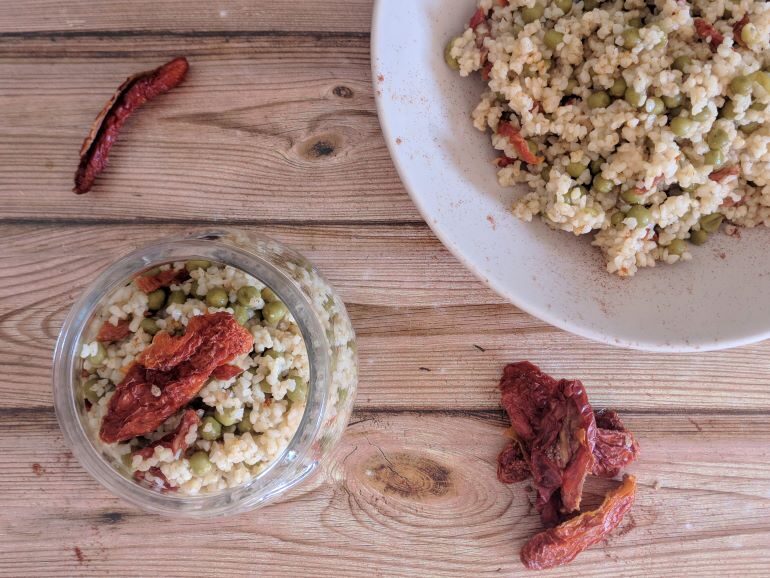 Insalata di bulgur alla paprika con piselli e pomodori secchi