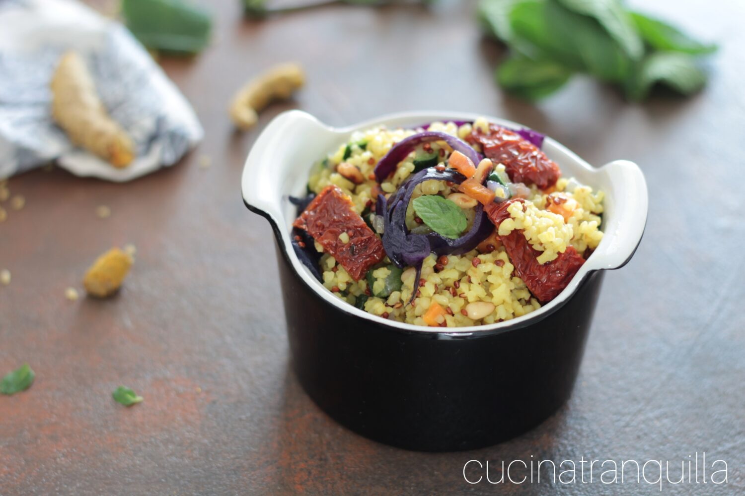 Insalata di bulgur e quinoa con curcuma