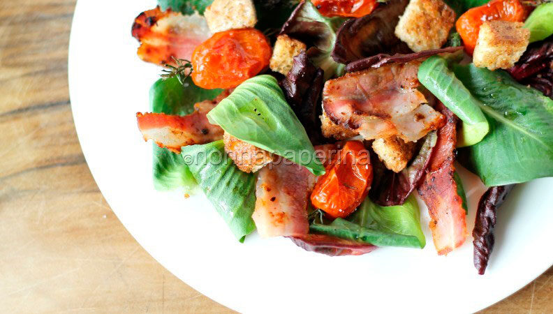 Insalata di campo con bacon piastrato di Salumi Pasini, pomodorini appassiti e crostini d’aglio