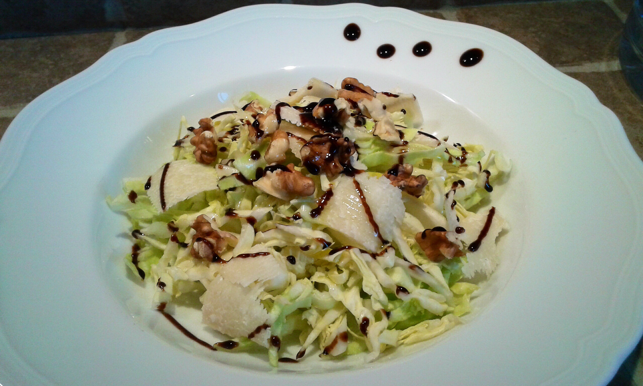 Insalata di cappuccio con noci, scaglie di parmigiano e balsamico