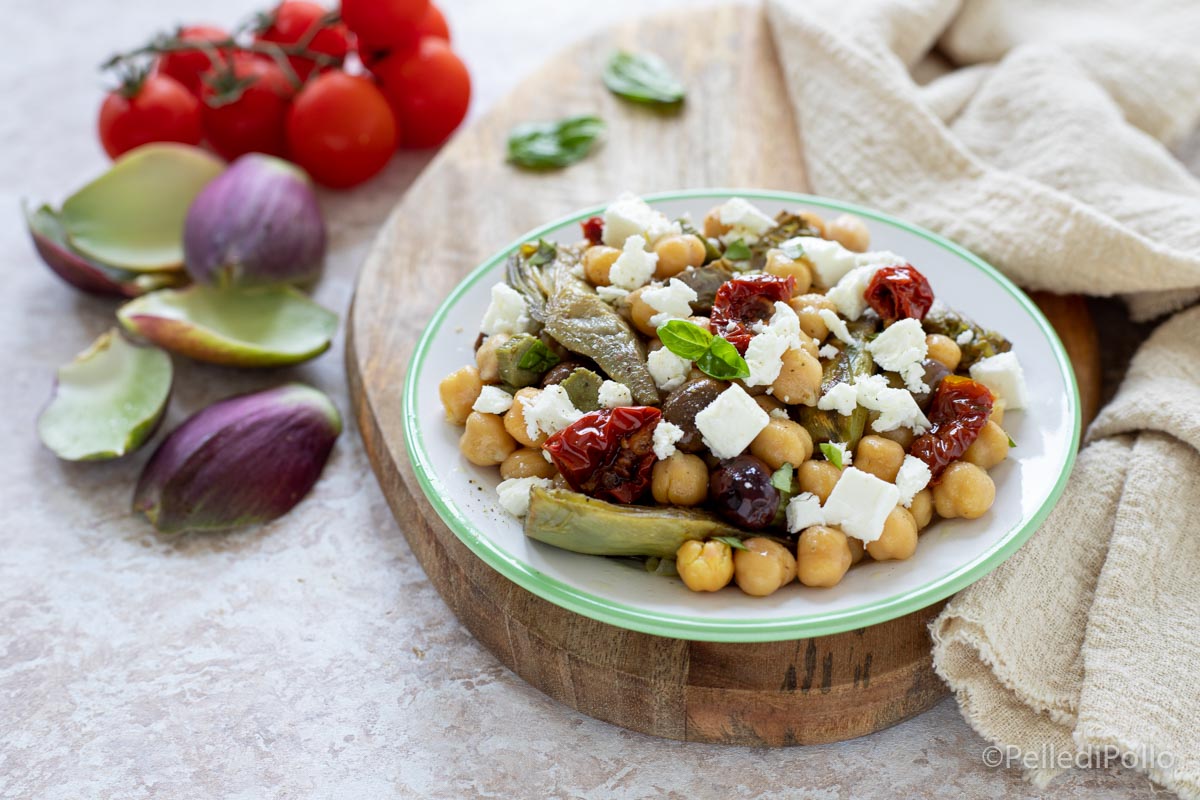 Insalata di carciofi con ceci e feta