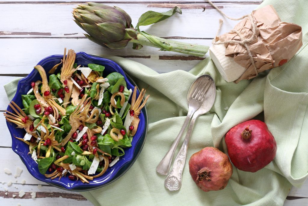 Insalata di carciofi e melagrana con ricotta salata