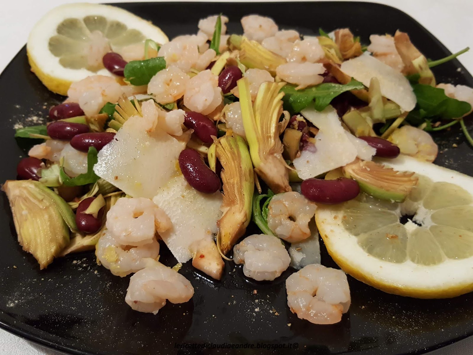 Insalata di carciofi, gamberetti e fagioli rossi