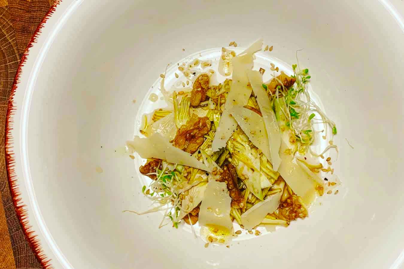 Insalata di carciofi, noci e grana padano