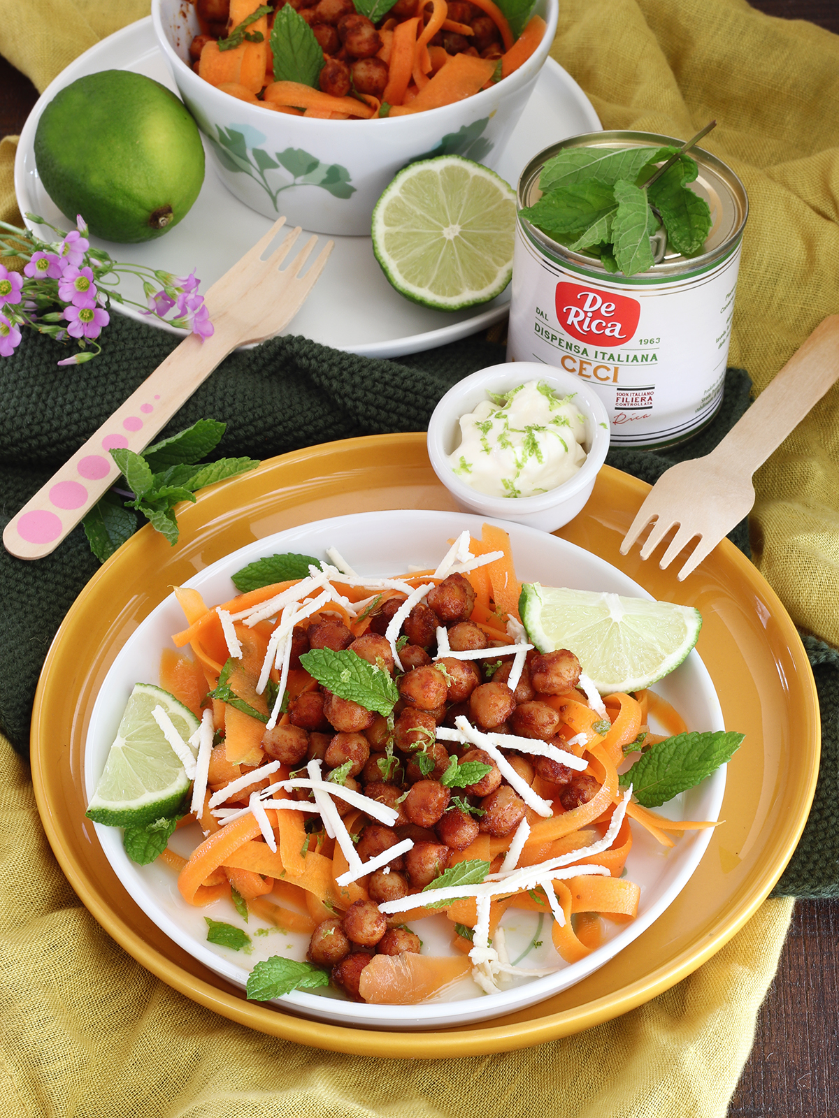 Insalata di carote con ceci croccanti speziati e feta