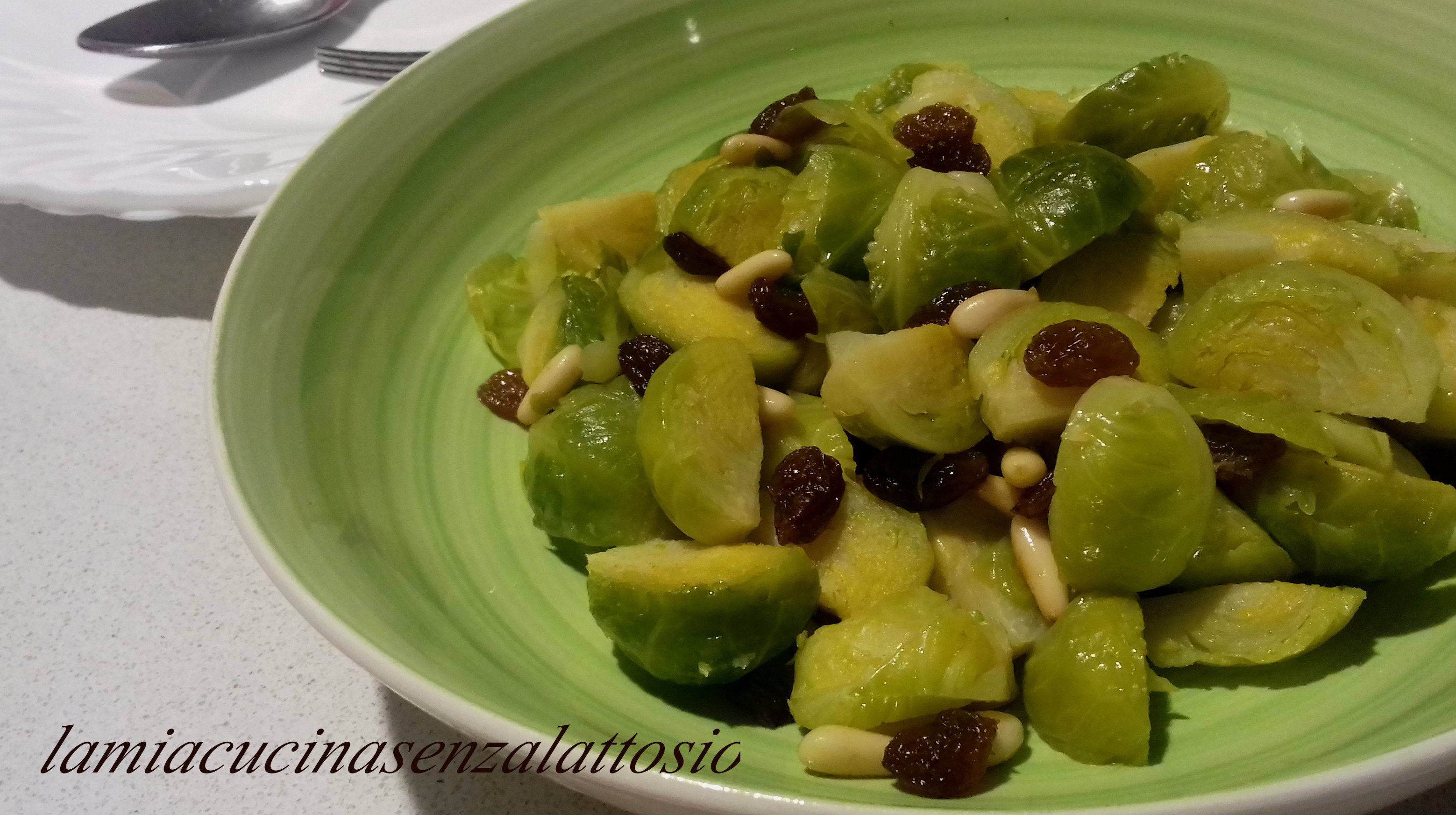 Insalata di cavoletti di bruxelles, uvetta e pinoli