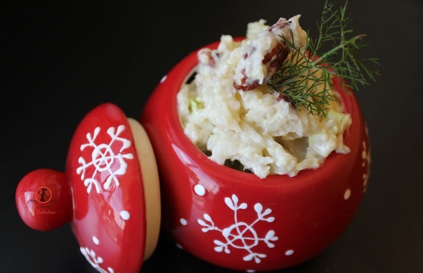 Insalata di cavolfiore, sedano e noci pecan con salsa allo yogurt