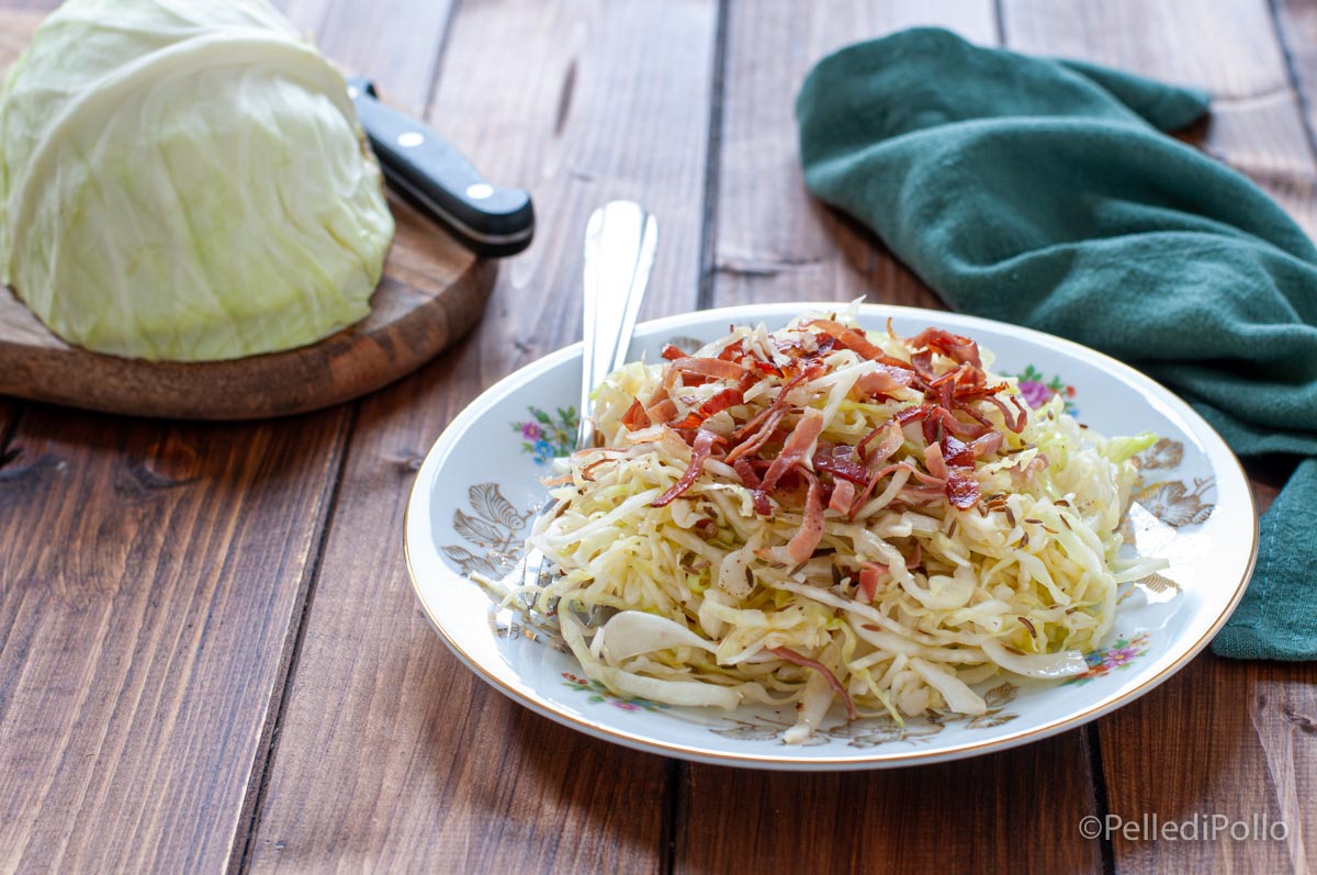 Insalata di cavolo cappuccio con speck e cumino