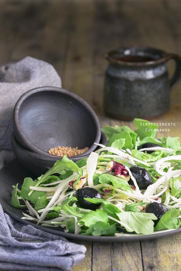 Insalata di cavolo cappuccio rughetta e noci
