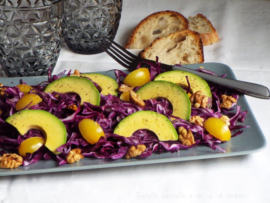 Insalata di cavolo cappuccio viola avocado e noci