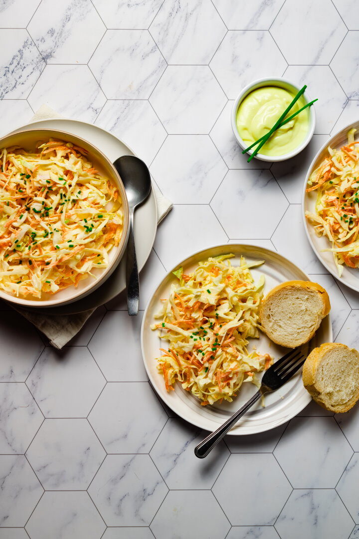 Insalata di cavolo e cappuccio e carote (coleslaw) con maionese leggera