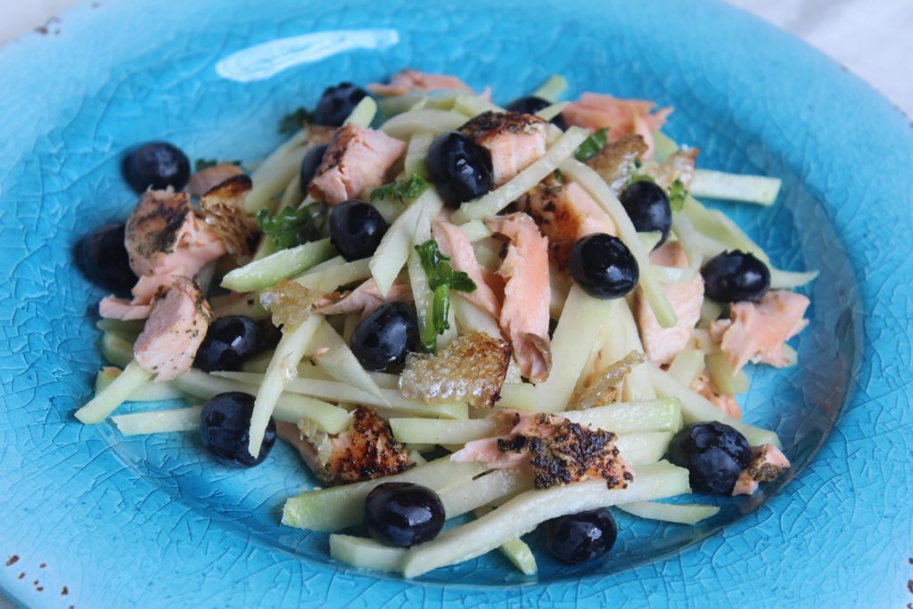 Insalata di cavolo rapa con salmone e mirtilli