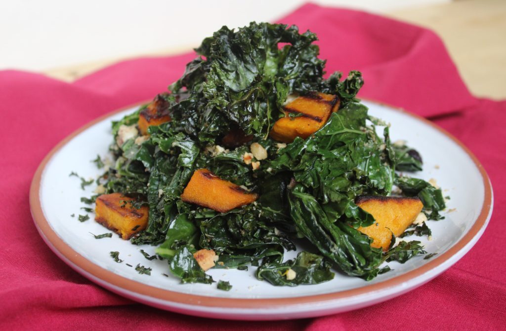 Insalata di cavolo riccio con zucca grigliata e frutta secca
