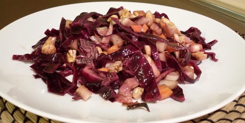 Insalata di cavolo rosso, finocchi, carote e frutta secca