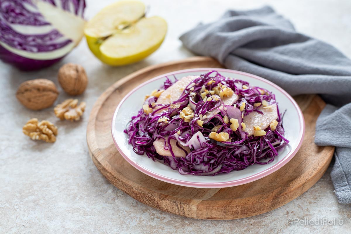 Insalata di cavolo viola con mele e noci