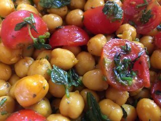 Insalata di ceci alle erbe aromatiche con aggiunta di curry e zafferano