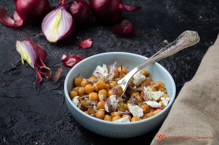 Insalata di ceci con feta e cipolle