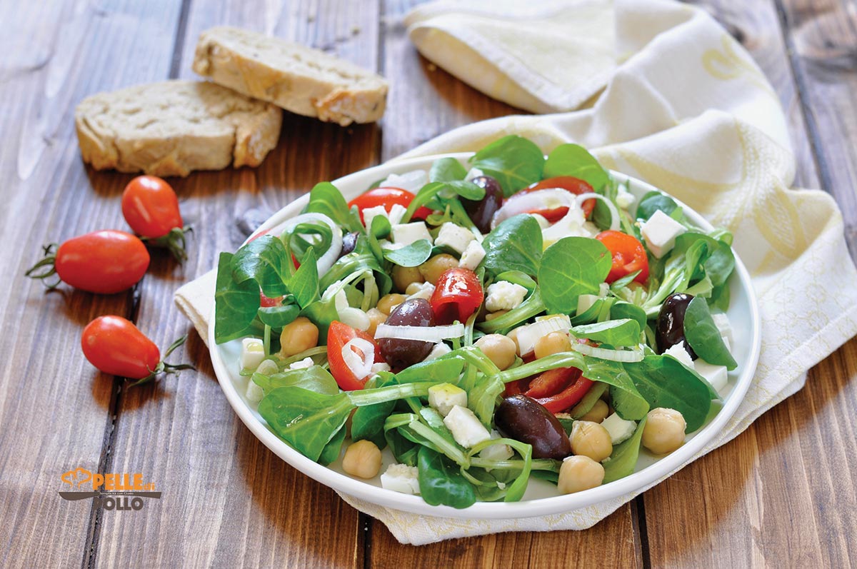 Insalata di ceci e feta con olive e verdure