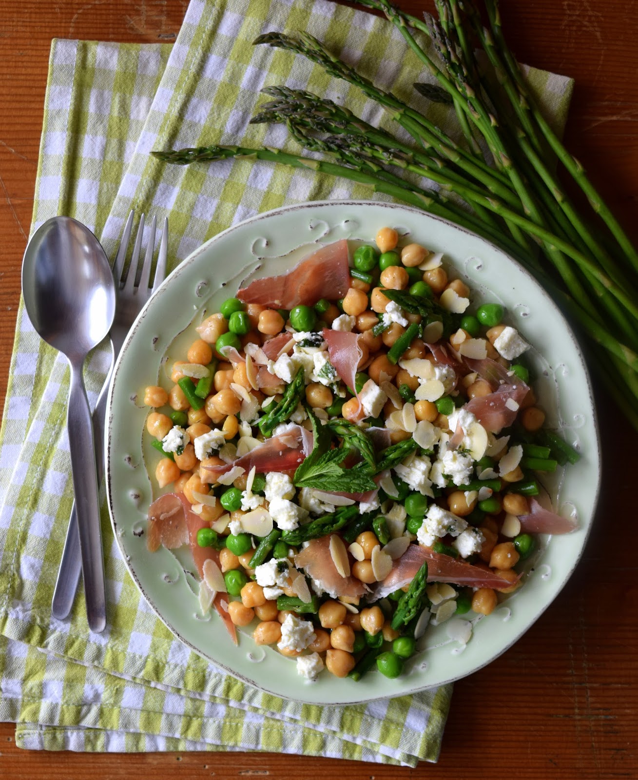 Insalata di ceci e piselli con asparagi, feta e speck