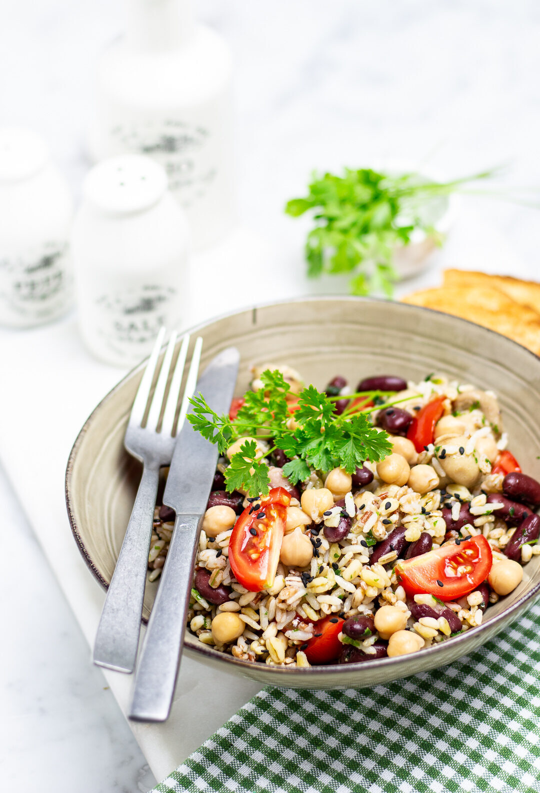 Insalata di cereali con ceci e pomodorini