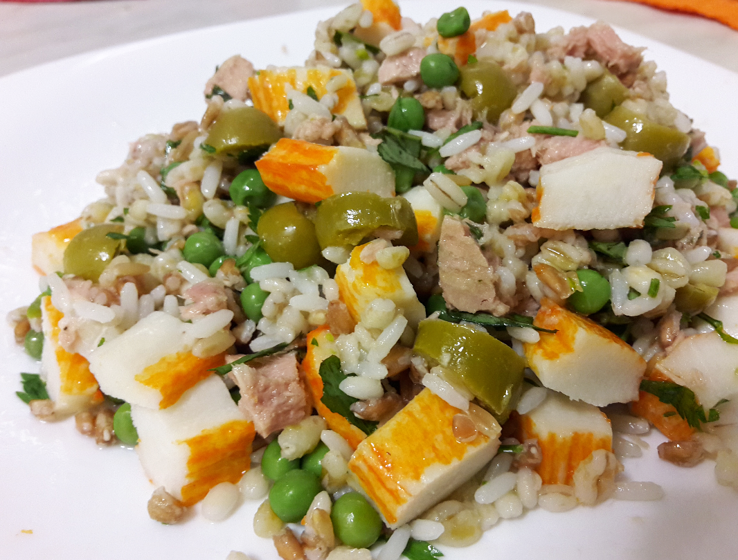 Insalata di cereali con surimi