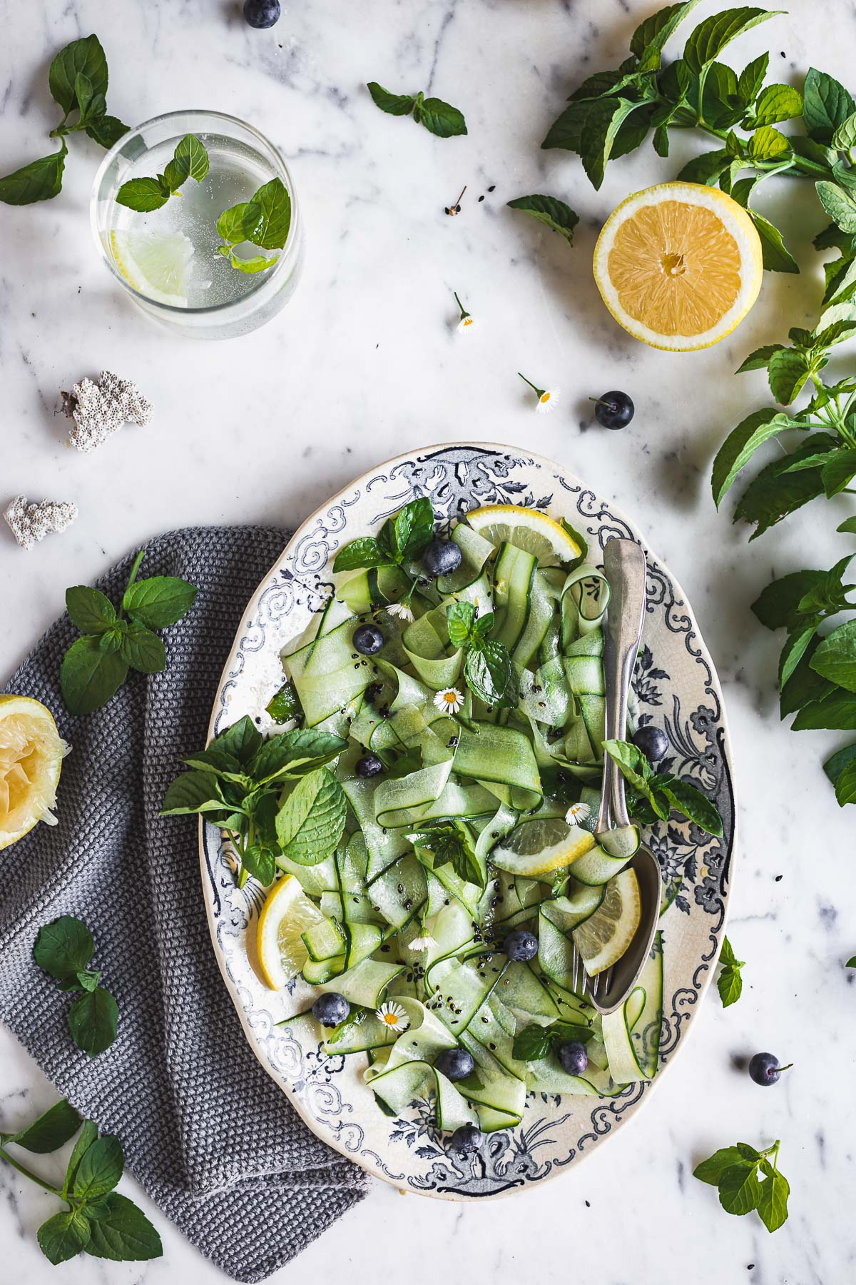 Insalata di cetrioli e menta al sesamo e miso  | cucumber mint salad with sesame miso dressing