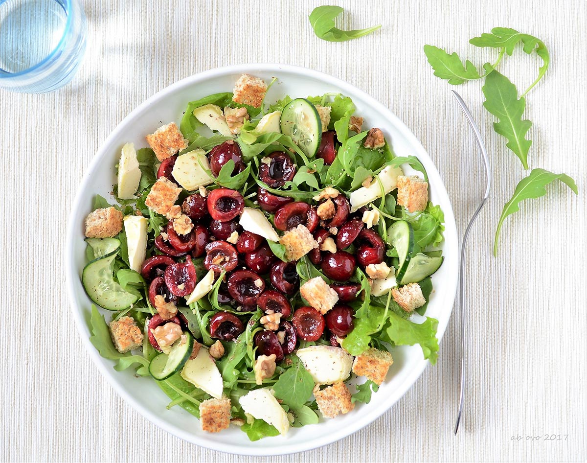 Insalata di ciliegie, rucola, caprino e noci
