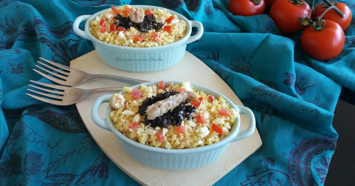 Insalata di cous cous con uova sode, sgombro e olive
