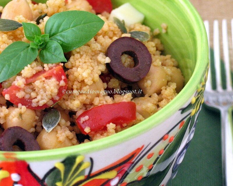 Insalata di couscous con ceci e pomodorini al pesto di basilico