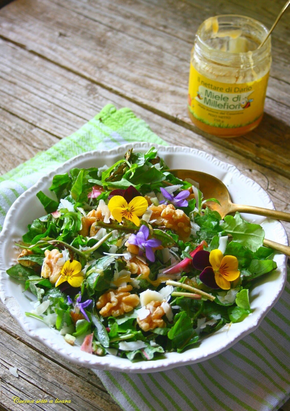 Insalata di erbe spontanee commestibili e non solo