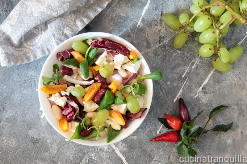 Insalata di fagioli con feta e uva
