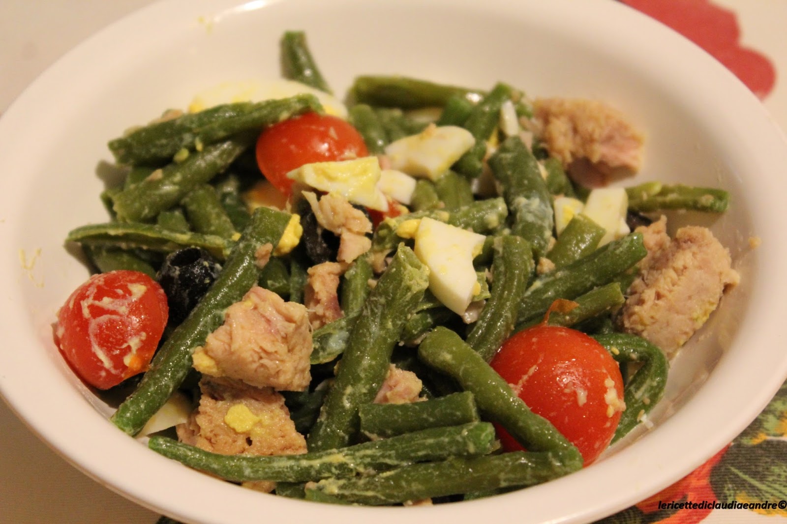 Insalata di fagiolini  con uova, tonno, olive e pomodorini