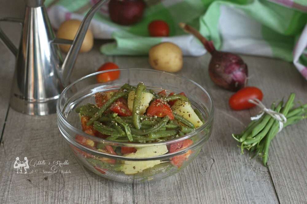 Insalata di fagiolini e patate con pomodoro e cipolla