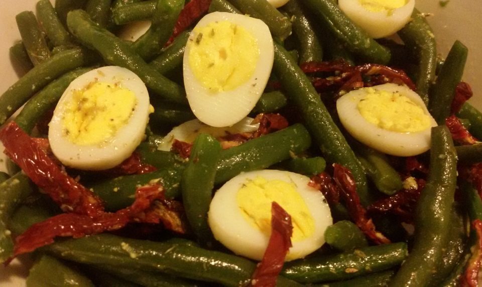 Insalata di fagiolini, pomodori secchi e uova di quaglia
