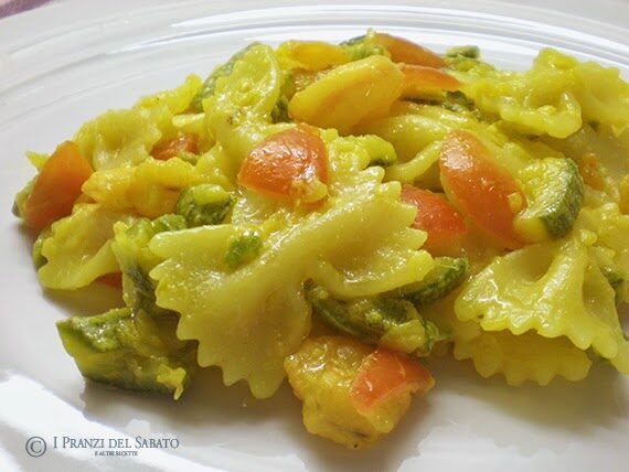 Insalata di farfalle con zucchine e gamberetti