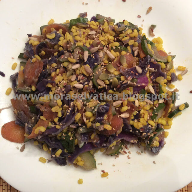 Insalata di farro alla curcuma con fantasia di verdure e mix di semi