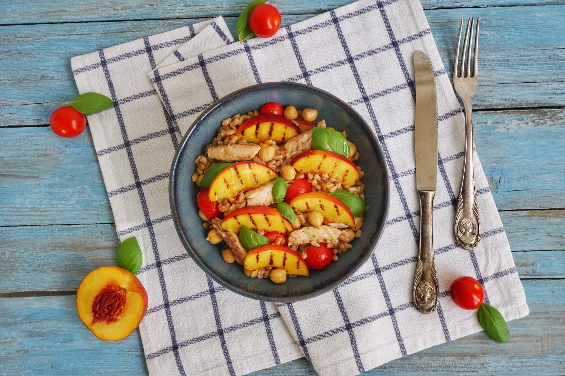 Insalata di farro con ceci, sgombro e pesche piastrate