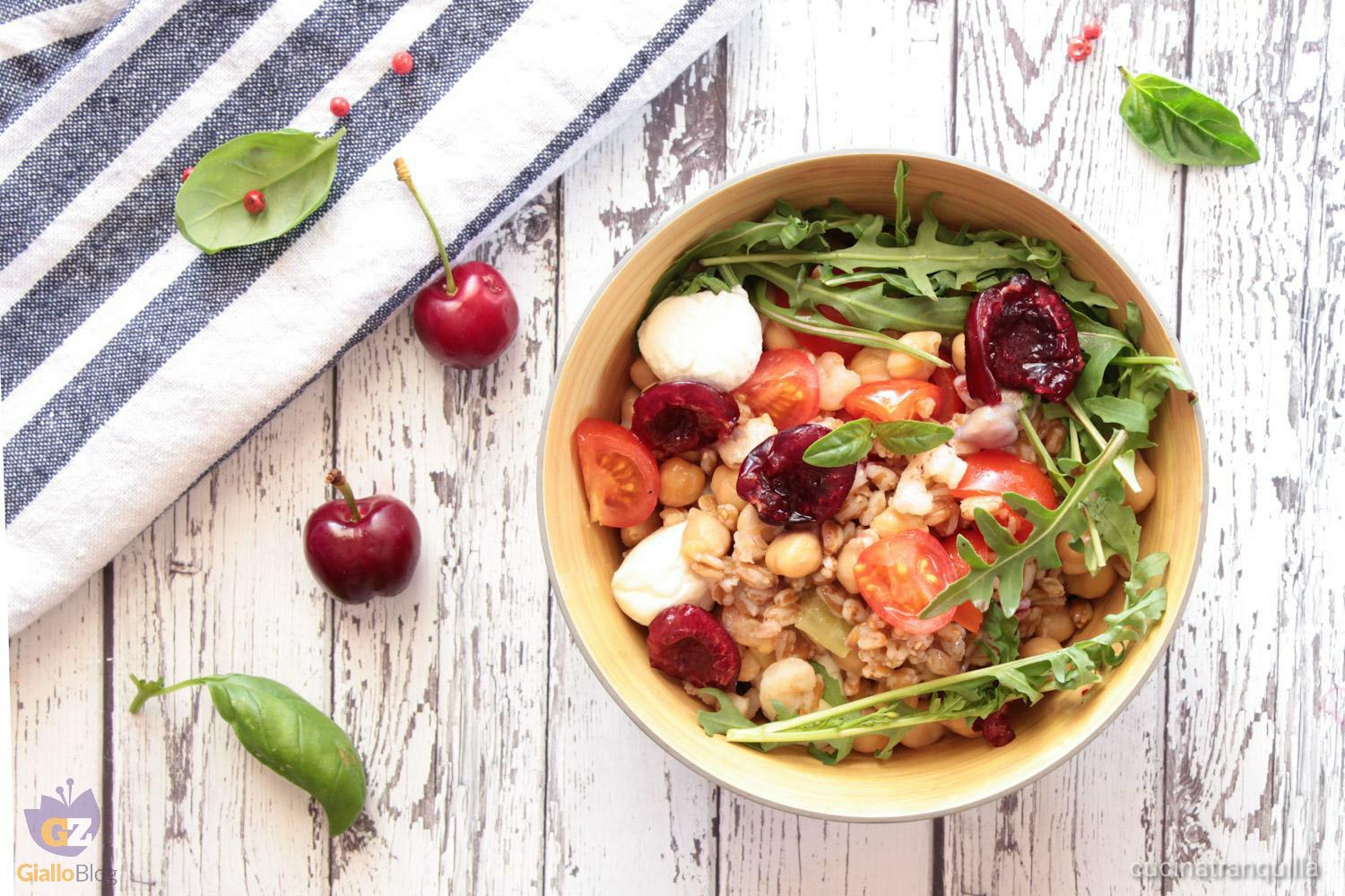 Insalata di farro con ciliegie, ceci e gamberetti