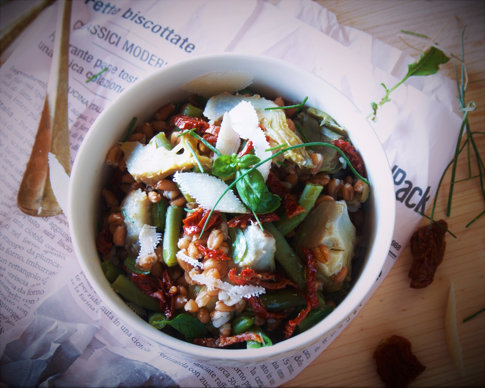 Insalata di farro con fagiolini verdi , carciofi e pomodori secchi
