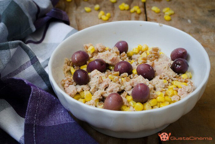Insalata di farro con mais e olive nere