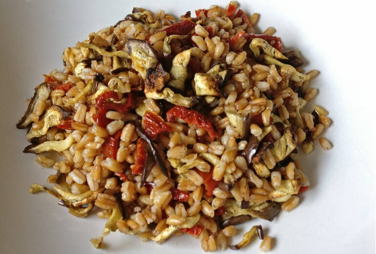 Insalata di farro con melanzane arrostite e pomodori secchi