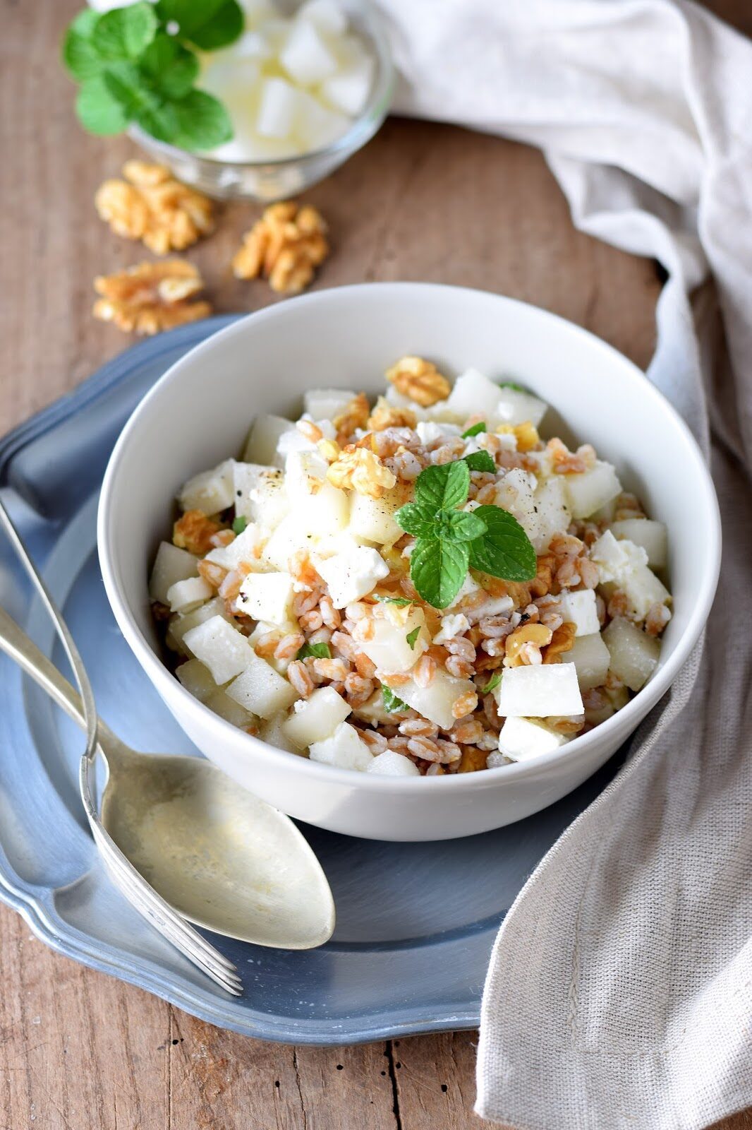 Insalata di farro con melone bianco, feta e noci